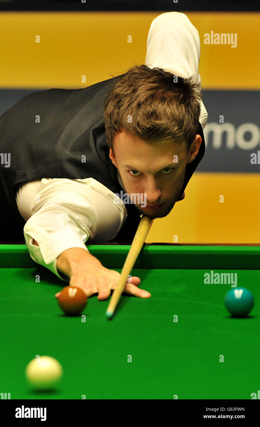Judd Trump in Aktion während seines Viertelfinalmatches gegen Shaun Murphy während der Betfair World Championships im Crucible, Sheffield. Stockfoto