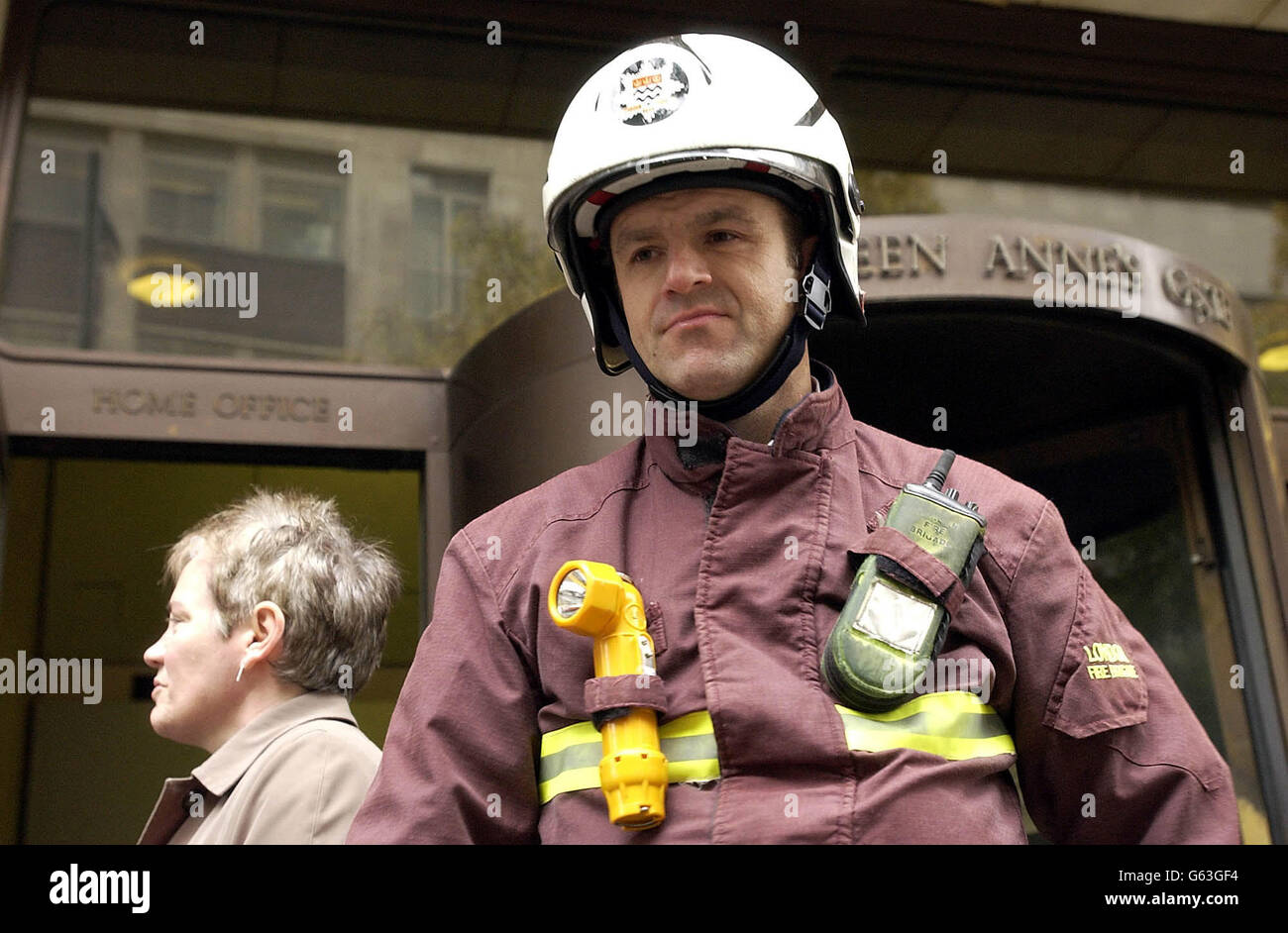 Andy Botdell, Stationsoffizier der Westminster Feuerwache, verlässt das Innenbüro im Zentrum von London, nachdem er einen Anruf zum Governent-Gebäude beantwortet hat. Stockfoto