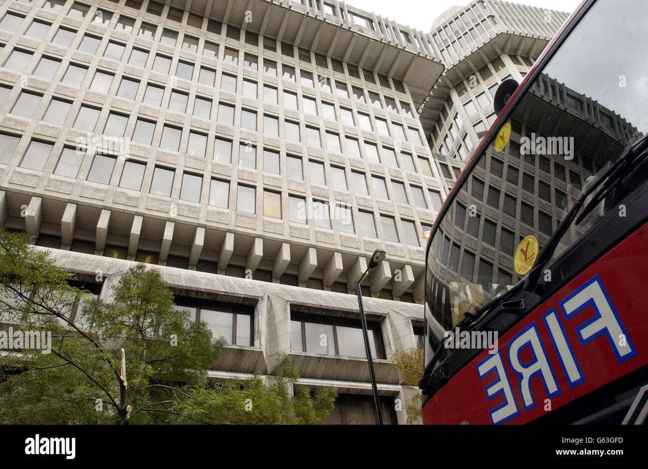 Ein Feuerwehrmotor von der Westminster Feuerwehr steht vor dem Home Office, nachdem er einen Notruf zum Regierungsgebäude beantwortet hat. Stockfoto