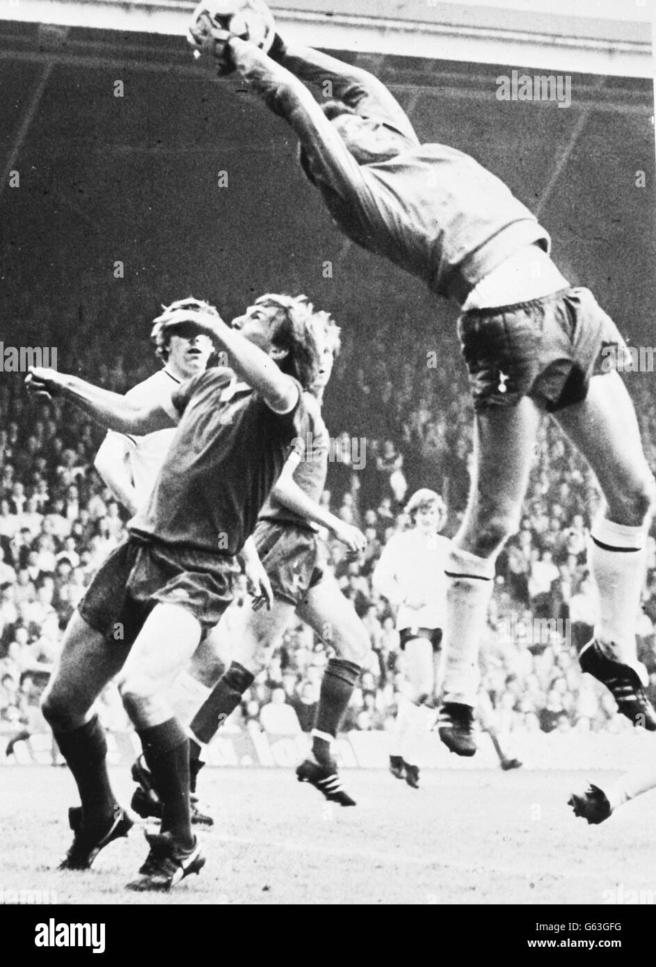 Ray Clemence foils Liverpools Kenny Dalglish während ihres Spiels am 15/5/82, das Liverpool 3:1 gewann. Stockfoto