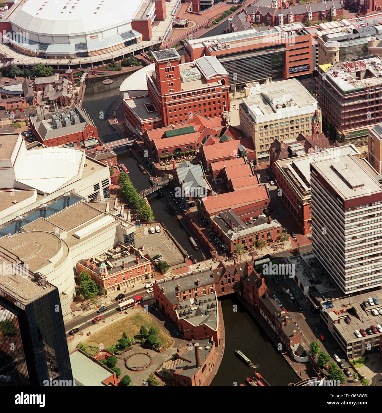 POST: Luftaufnahme von Broad Street und Brindley Place in Birmingham mit der National Indoor Arena im Hintergrund. Stockfoto