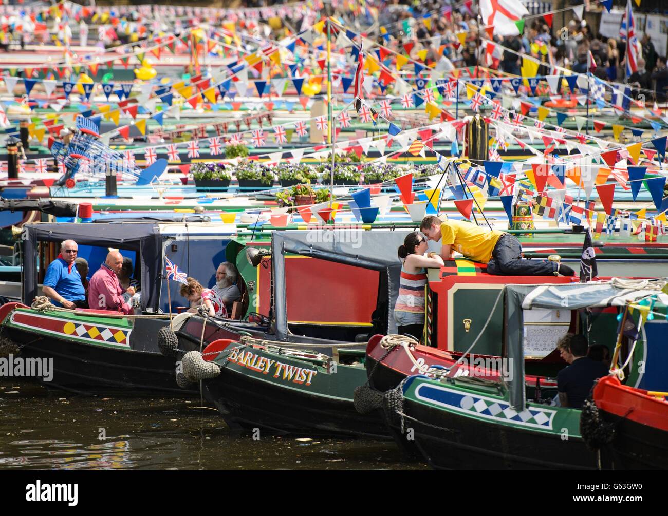 Die Menschen genießen das sonnige Wetter an der Canalway Cavalcade, einer Versammlung von über 100 Schmalbooten in Little Venice, London. Stockfoto