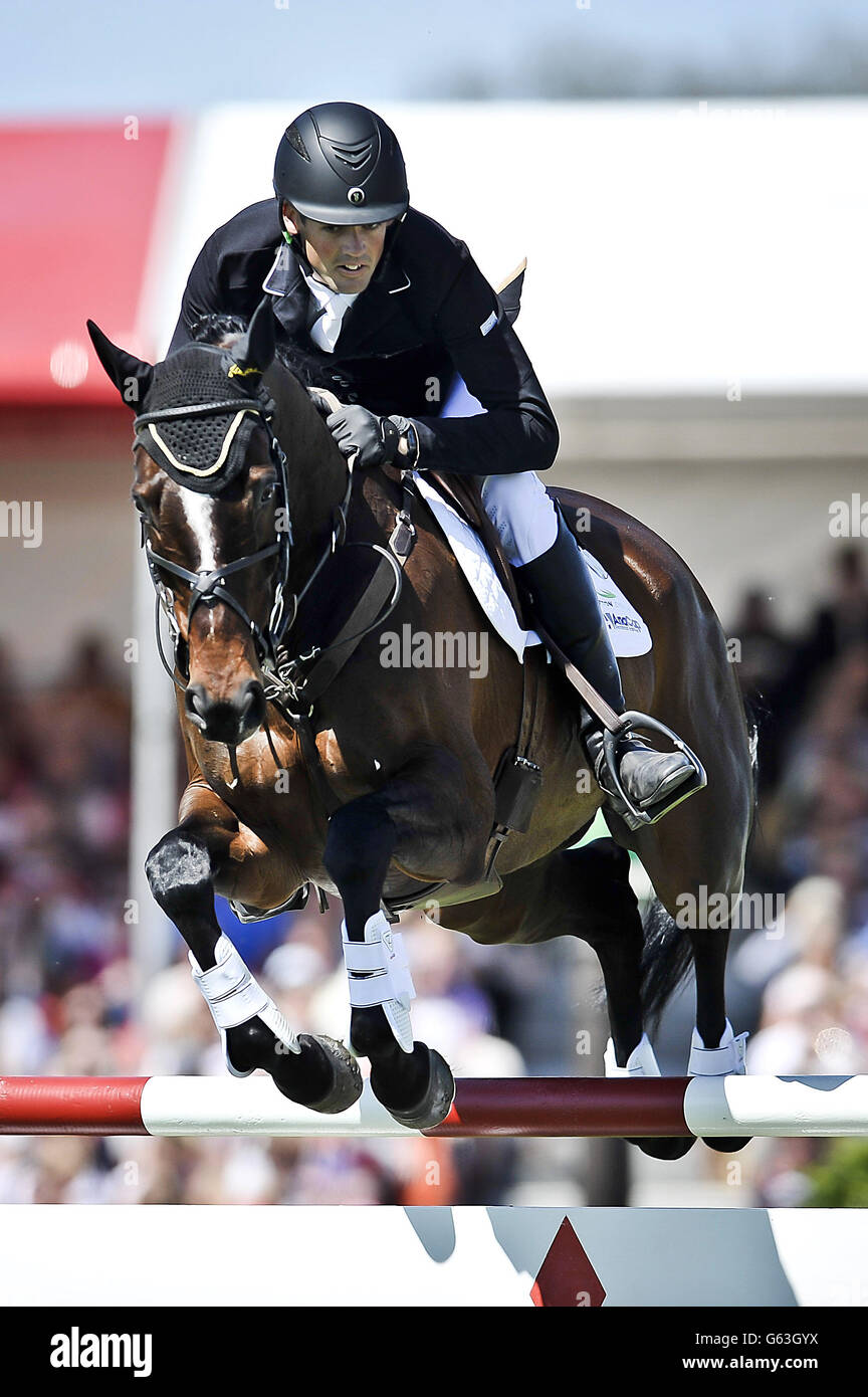 Der Neuseeländer Jonathan Paget auf Clifton verspricht sich auf dem Weg zum Gewinn der Badminton Horse Trials am fünften Tag der Badminton Horse Trials in Badminton, Gloucestershire. Stockfoto