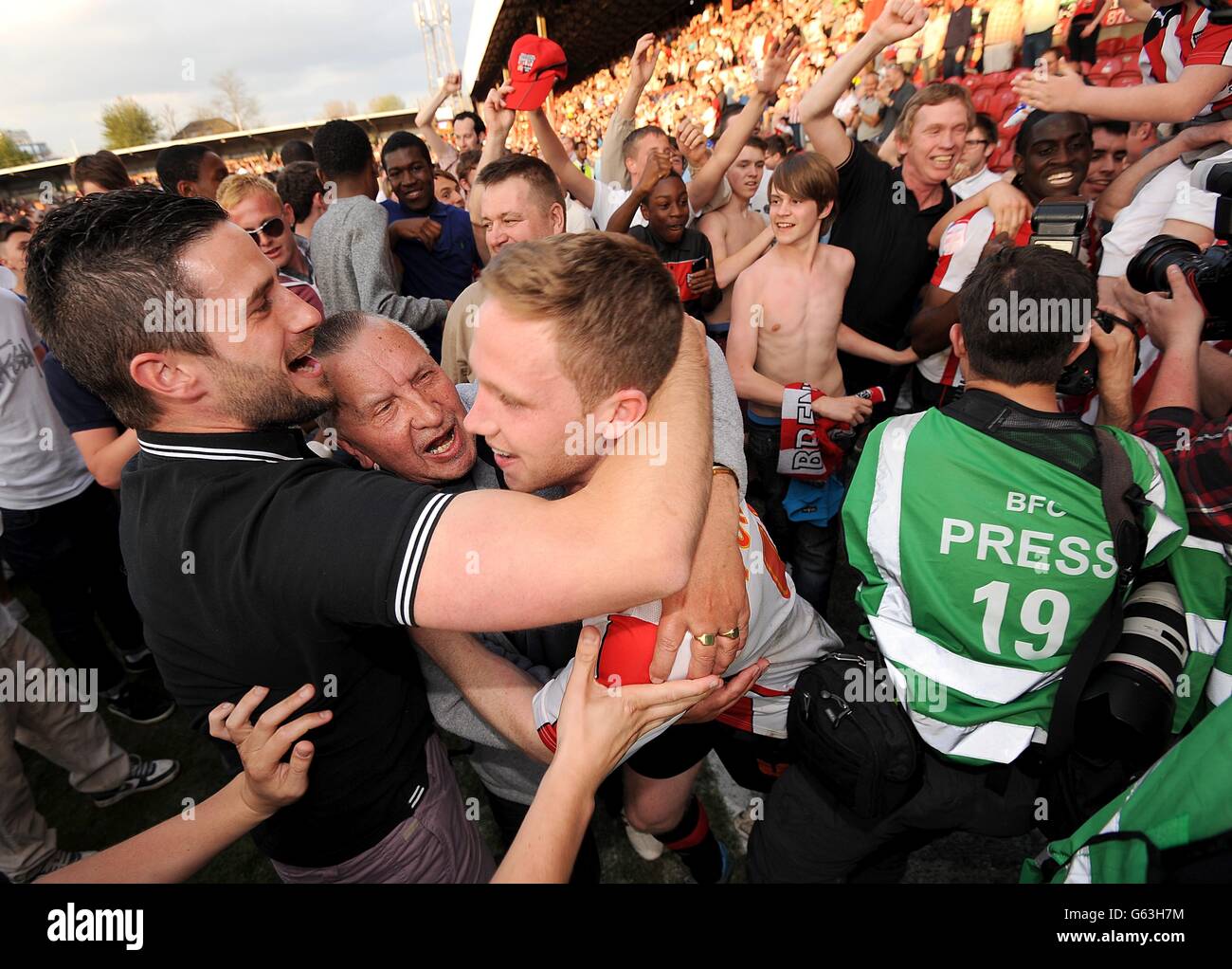 Fußball - npower Football League One - Play Off - Halbfinale - zweite Etappe - Brentford gegen Swindon Town - Griffin Park. Brentfords Adam Forshaw wird von Heimfans geächtet, nachdem er am Ende des Spiels die Siegerstrafe erzielt hat Stockfoto