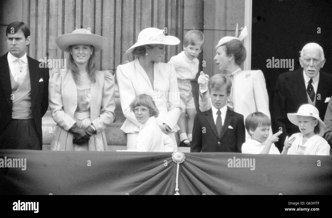 Mitglieder der königlichen Familie Reihen sich auf dem Balkon des Buckingham Palace zusammen, um den vormarsch der Kaisergarde nach der Zeremonie der Farbtrooping zu beobachten. Von links nach rechts (vorne) sind Lady Gabriella Windsor, Peter Phillips, Prinz William und Zara Phillips und (hinten) der Herzog und die Herzogin von York, Prinzessin Diana, Prinz Harry und die Prinzessin Royal. Stockfoto