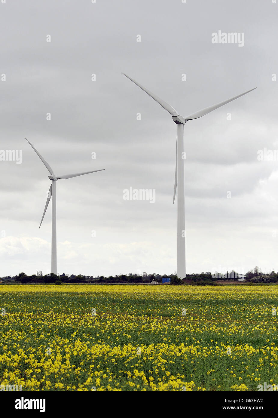 Die ersten beiden, von zehn, Turbinen im Windpark Bradwell auf der Halbinsel Dergie in Essex, die mit der Stromerzeugung begonnen haben, bevor die staatlichen Unterstützungen um 10 % gekürzt werden. Stockfoto