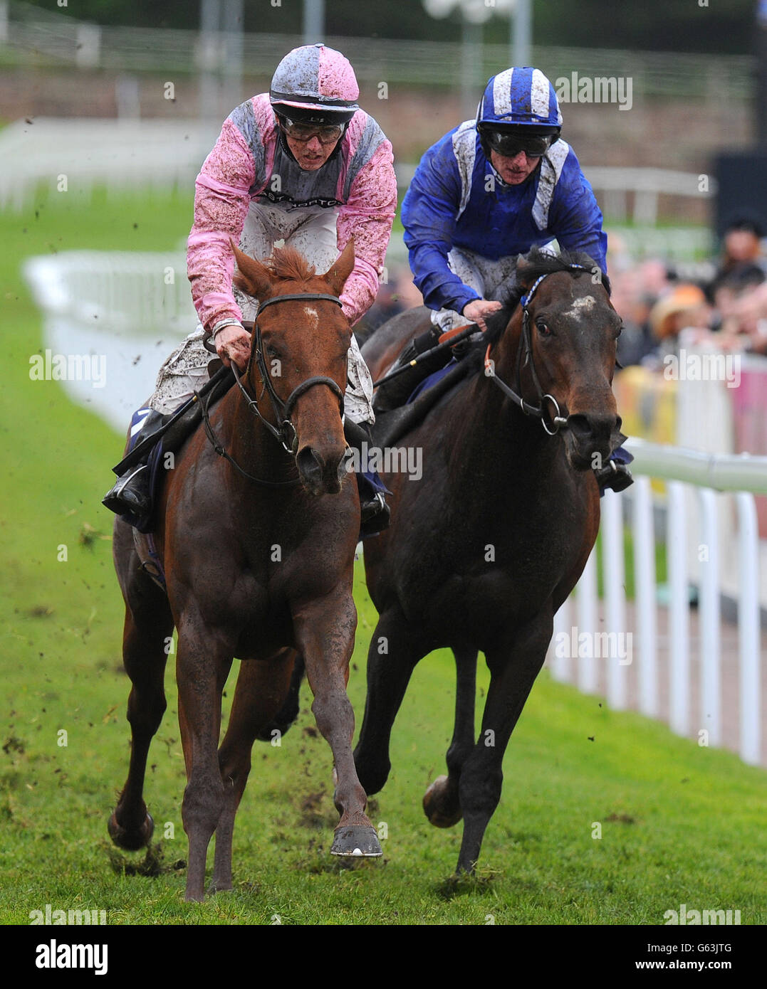 Effie B (links) mit Martin Harley gewinnt die Investec Structured Products Handicap Stakes am zweiten Tag des Boodles May Festivals auf der Chester Racecourse, Chester. Stockfoto