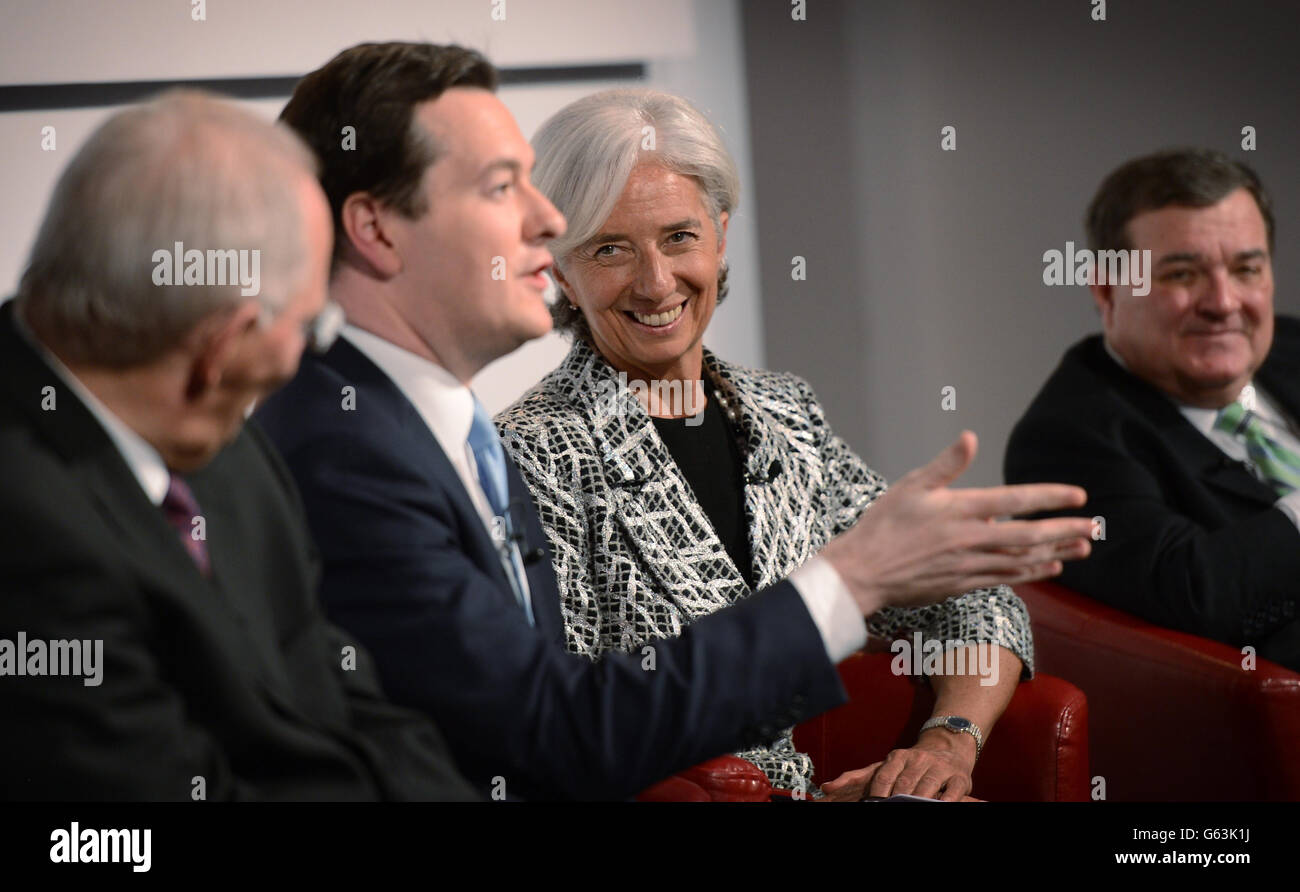 (Links - rechts) Dr. Wolfgang Schauble, Bundesfinanzminister, Schatzkanzler George Osborne, Christine Lagarde, Geschäftsführerin des Internationalen Währungsfonds, und Jim Flaherty, Finanzminister, Kanada, bei einem Q&A zu den Herausforderungen der Weltwirtschaft auf der Global Investment Conference in London. Stockfoto