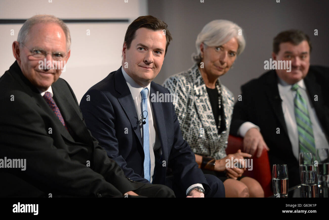 (Links - rechts) Dr. Wolfgang Schauble, Bundesfinanzminister, Schatzkanzler George Osborne, Christine Lagarde, Geschäftsführerin des Internationalen Währungsfonds, und Jim Flaherty, Finanzminister, Kanada, bei einem Q&A zu den Herausforderungen der Weltwirtschaft auf der Global Investment Conference in London. Stockfoto