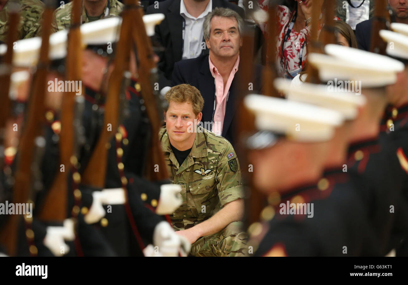 Prince Harry sieht den lautlosen Bohrzug des Marine Core vor einem sitzenden Vollball-Ausstellungsspiel während der Warrior Games am dritten Tag seines Besuchs in den Vereinigten Staaten in Colorado Springs, Colorado. Stockfoto