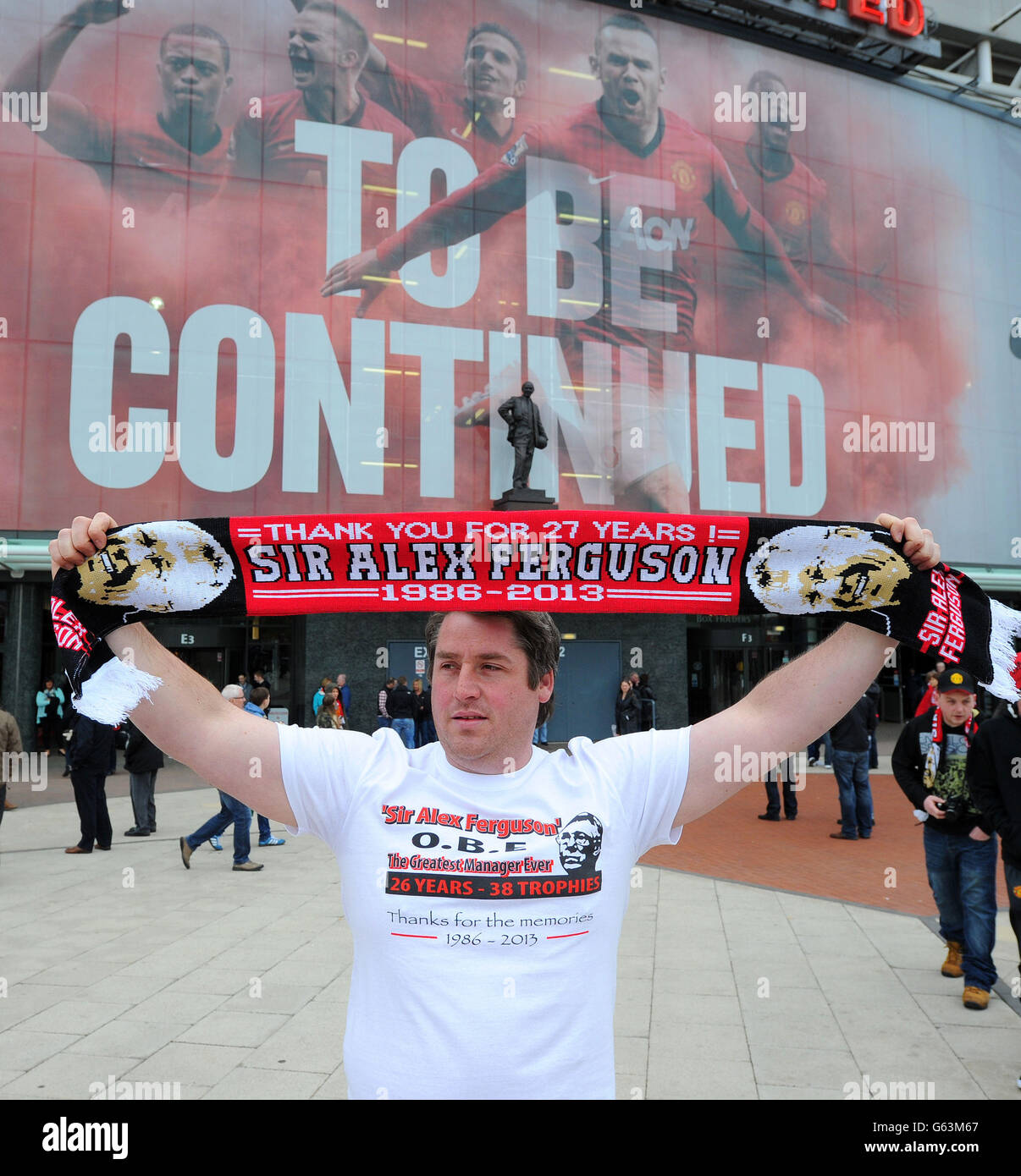 Vor dem Spiel in der Barclays Premier League in Old Trafford, Manchester, werden Waren für den scheidenden Manager Sir Alex Ferguson verkauft. Stockfoto