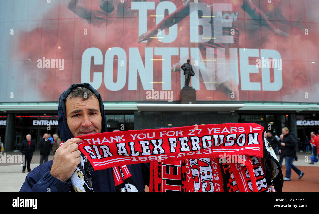 Vor dem Spiel in der Barclays Premier League in Old Trafford, Manchester, werden Waren für den scheidenden Manager Sir Alex Ferguson verkauft. Stockfoto