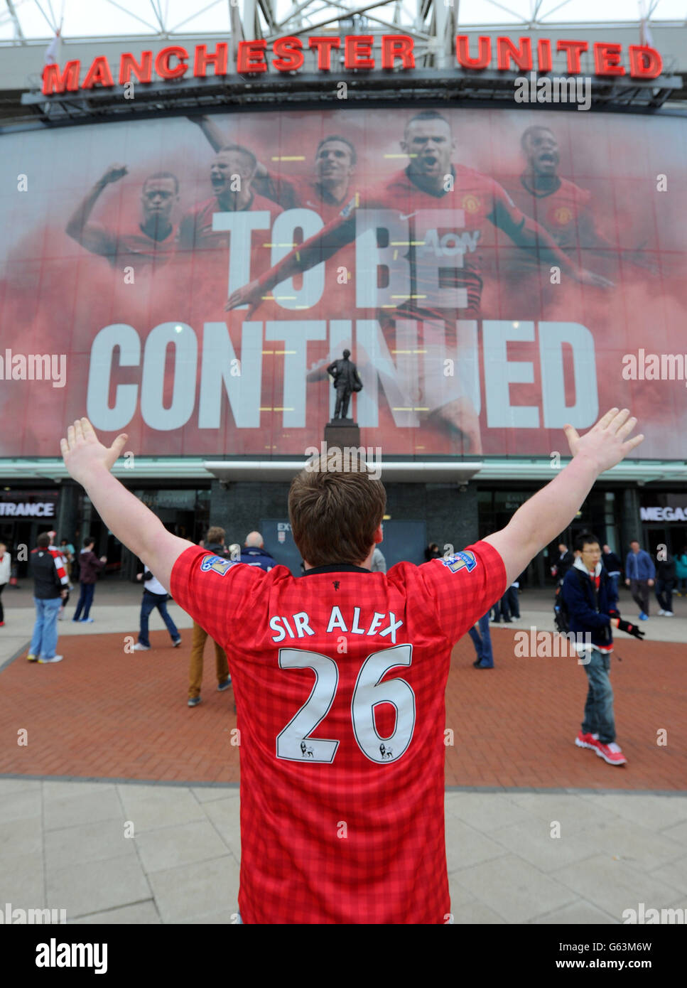 Fans zollen dem scheidenden Manager Sir Alex Ferguson vor dem Spiel in der Barclays Premier League in Old Trafford, Manchester, Tribut. Stockfoto