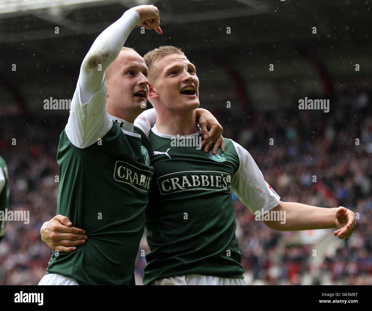 Ross Caldwell (rechts) von Hibernian feiert das Tor mit seinem Teamkollegen Leigh Griffiths während des Spiels der Clydesdale Bank Premier League im Tynecastle Stadium, Edinburgh. Stockfoto