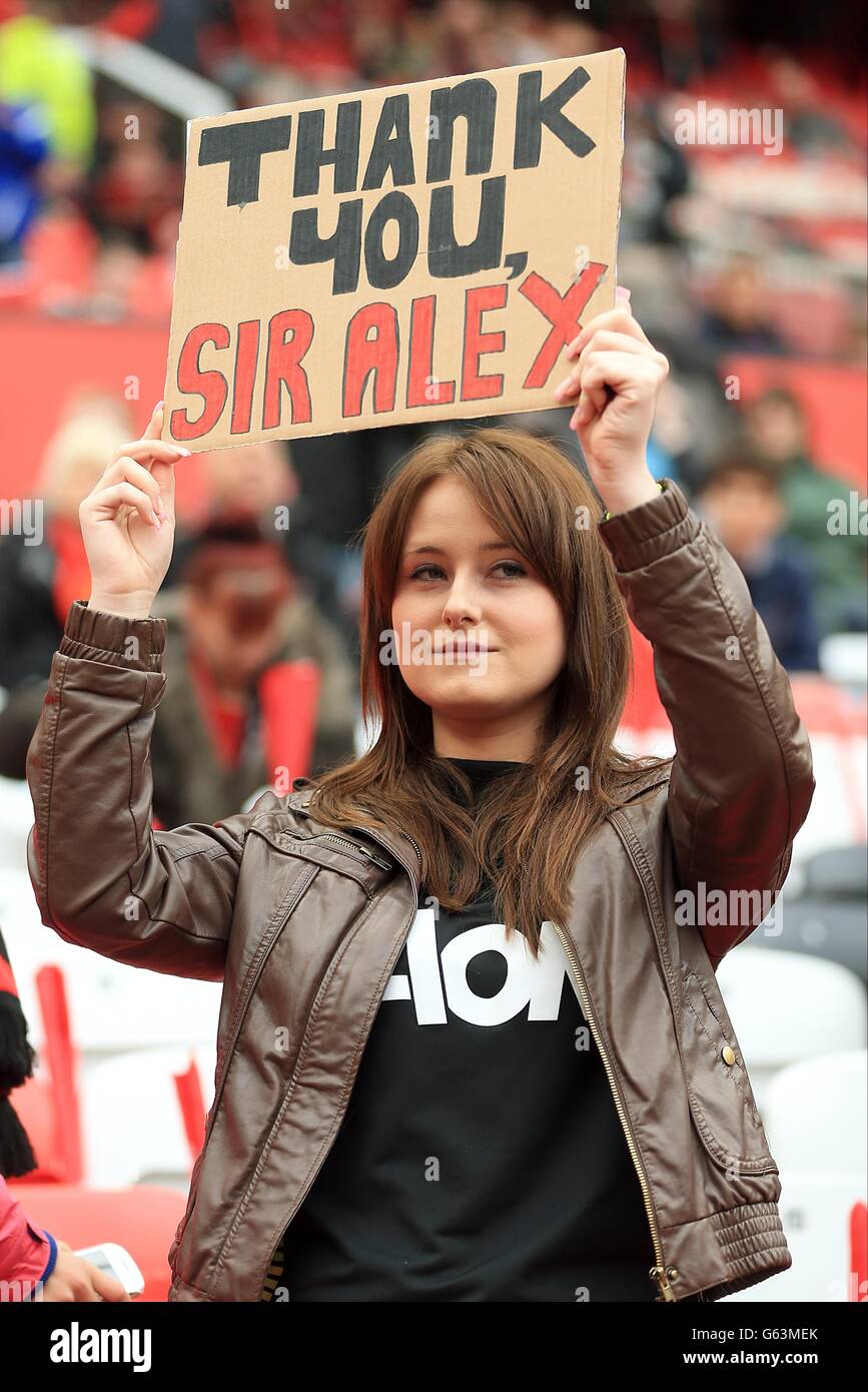 Fußball - Barclays Premier League - Manchester United / Swansea City - Old Trafford. Ein Fan von Manchester United zeigt ihre Wertschätzung für den scheidenden Manager Sir Alex Ferguson vor dem Spiel Stockfoto