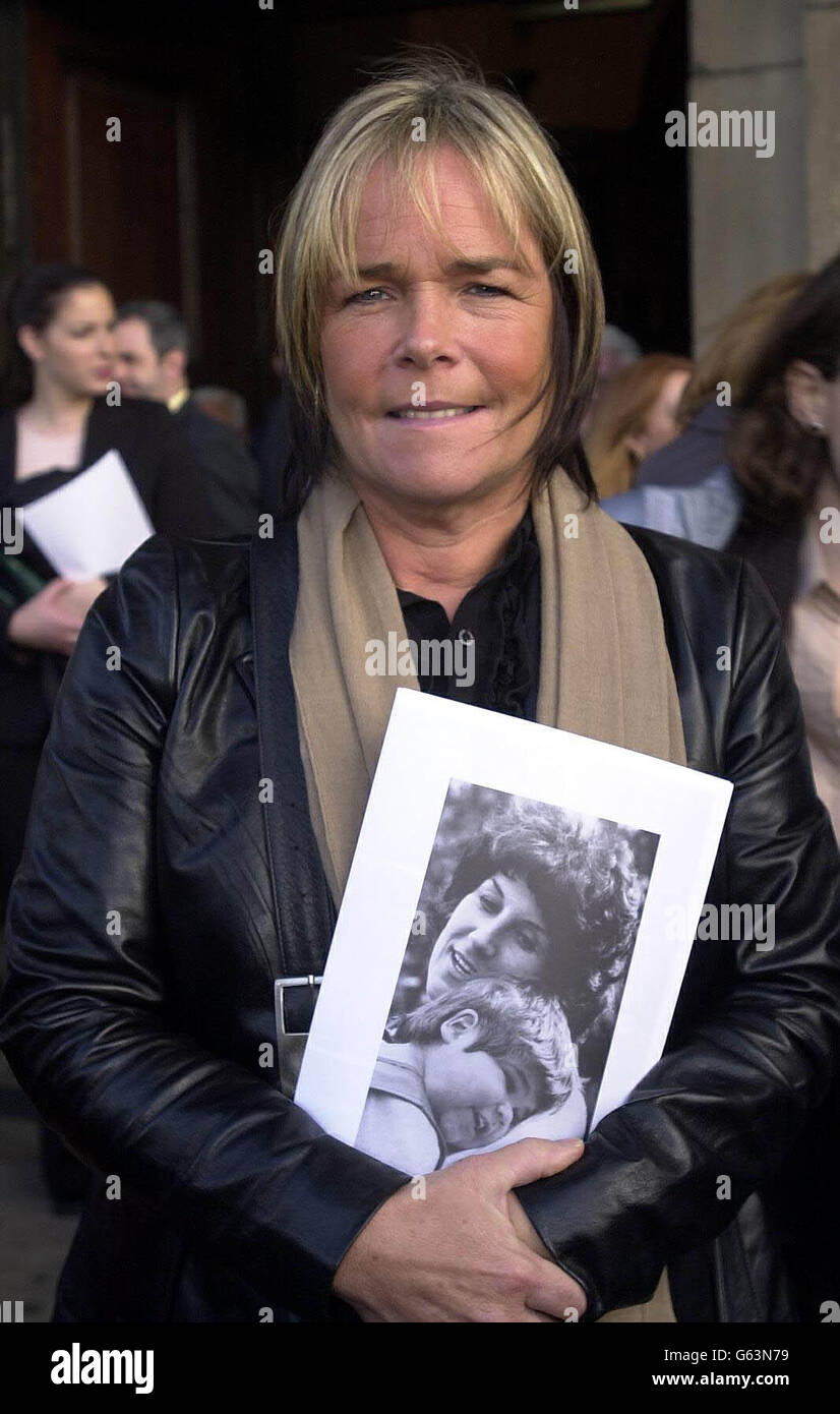 Die Schauspielerin Linda Robson, die ein Bild der Knochenmarkstreiterin Shirley Nolan OBE zeigt, die im Juli Opfer der Parkinson-Krankheit wurde und sich das Leben nahm, bei einem Gedenkgottesdienst für sie in der St. Martin-in-the-Fields-Kirche. * Nolan half, Tausende von Menschenleben zu retten, indem er das erste Knochenmarkregister der Welt, den Anthony Nolan Trust, nach dem Tod ihres Sohnes Anthony im Jahr 1979 aufstellte. Stockfoto