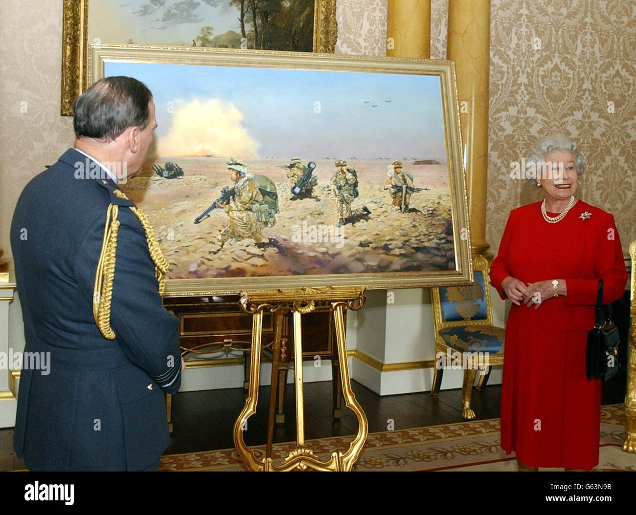 Königin Elizabeth II. Mit Sir Peter Squire, Chef des Luftwaffenstabes ...