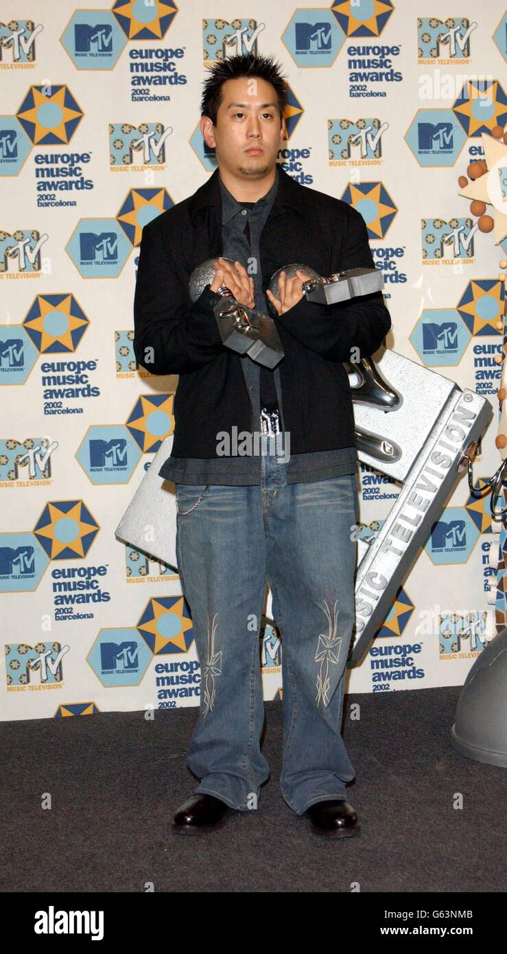 DJ Hamel von Linkin Park, der die Preise für den besten Hard Rock Act und die beste Gruppe während der MTV Europe Music Awards 2002 im Palazzo Sant Jordi, Barcelona, Spanien, ausgibt. Stockfoto