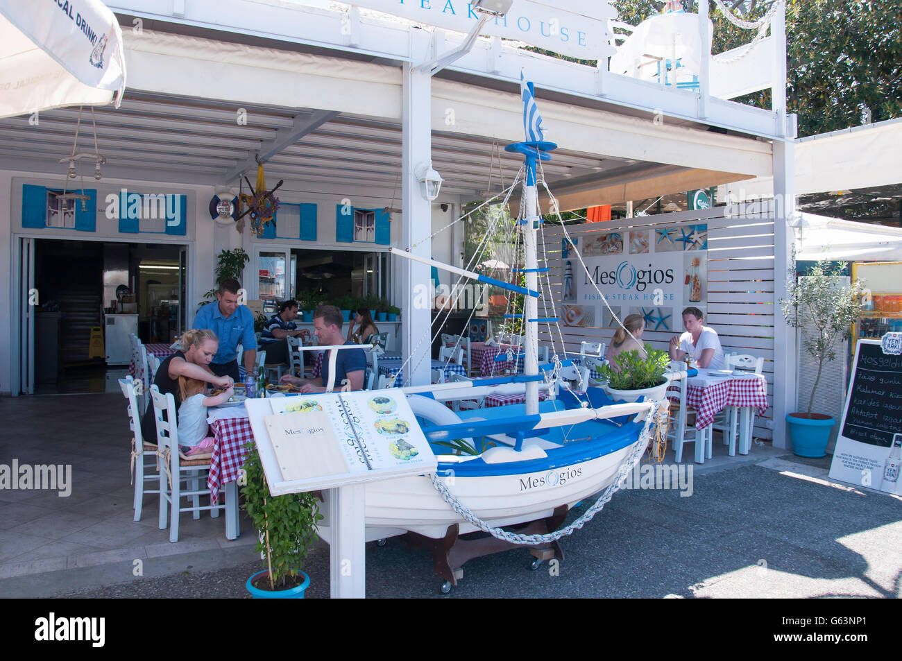 Mesgios & Steak Fisch Taverne im Hafen von Kos-Stadt, Kos (Cos), die Dodekanes, Süd Ägäis, Griechenland Stockfoto