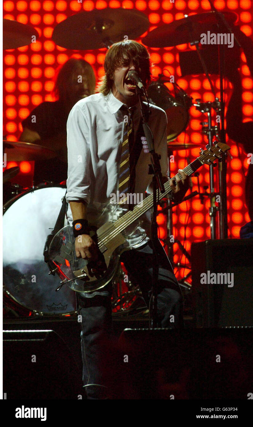 Dave Grohl von den Foo Fighters tritt während der MTV Europe Music Awards 2002 im Palazzo Sant Jordi auf. Stockfoto