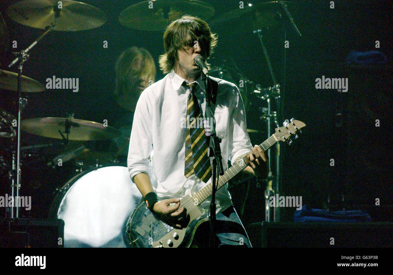 MTV - Foo Fighters. Dave Grohl von den Foo Fighters tritt während der MTV Europe Music Awards 2002 im Palazzo Sant Jordi auf. Stockfoto