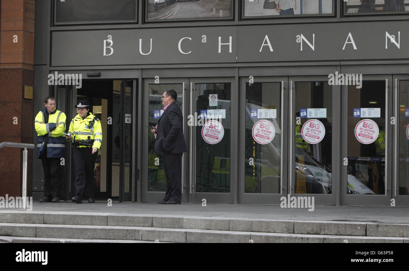 Ein allgemeiner Blick auf die Polizei und das Sicherheitspersonal vor den Buchanan Galleries im Stadtzentrum von Glasgow, wo ein Teil des geschäftigen Einkaufszentrums geschlossen wurde, nachdem ein Mann von innen "aus einer Höhe gefallen" war. Stockfoto