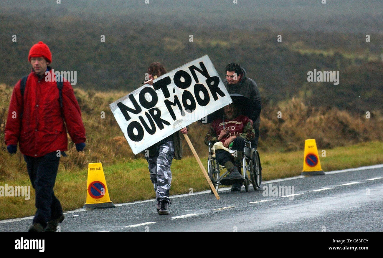 CND-Demonstranten machen sich auf den Weg zur Basis RAF Fylingdales auf den North York Moors, wo der amerikanische LT-General Kadish zu Besuch war. Der Protest findet statt, weil CND-Aktivisten glauben, dass die Basis für das umstrittene Star Wars-Programm verwendet wird. * Trotz der eisigen Kälte und des sintflutartigen Regens machten über 30 Demonstranten, die in Wasserproofs und Thermik gehüllt waren, ihre Ansichten durch winkende Banner, Requisiten und Plakate deutlich. Einer sagte: 'US Space Command, Killers, Feiglinge, Criminal Creeps, Hände weg von Flyingdale.' Stockfoto
