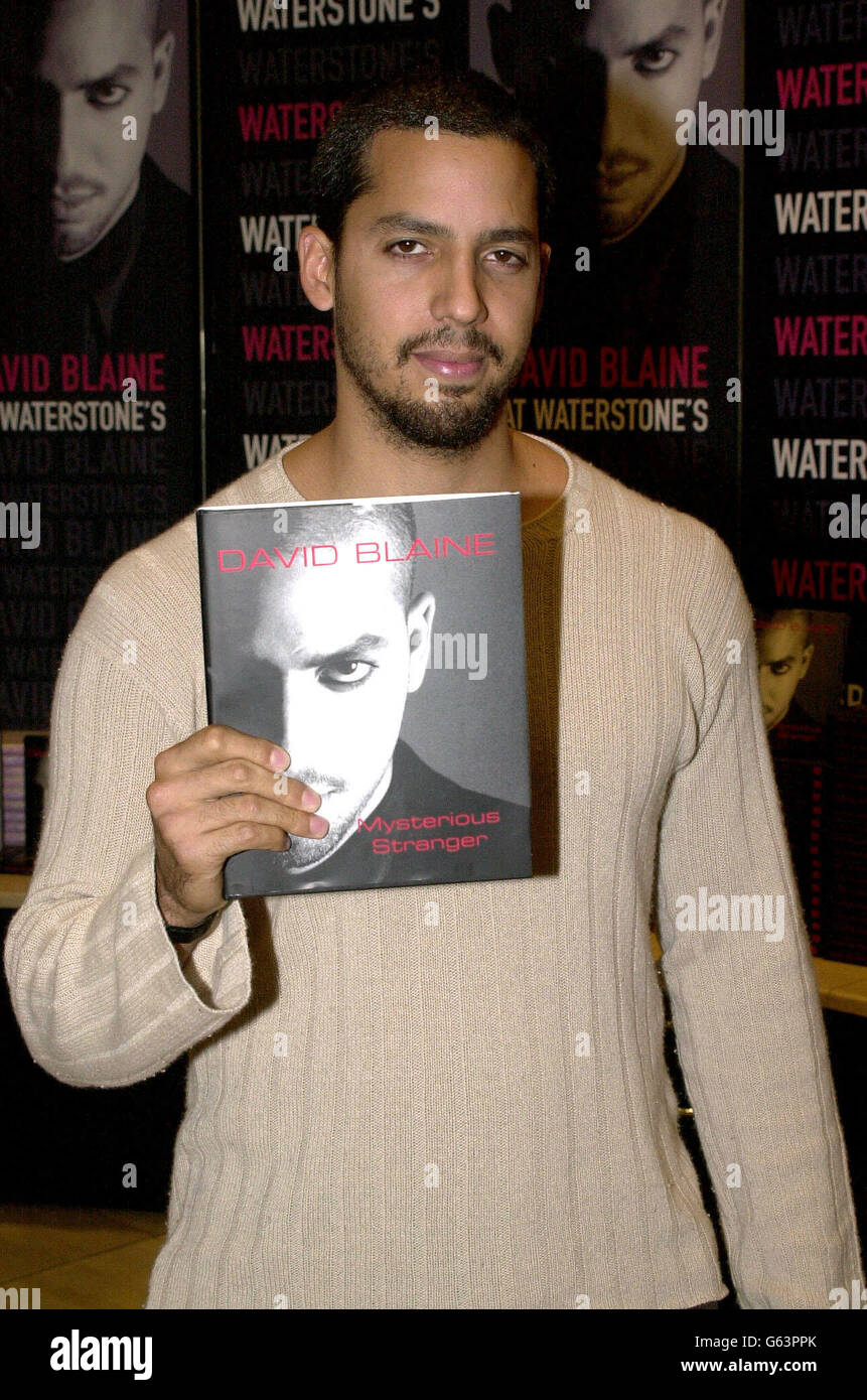 Der amerikanische Magier David Blaine bei Waterstones in Londons Piccadilly, um Kopien seines neuen Buches "Mysterious Stranger" zu unterschreiben. Stockfoto