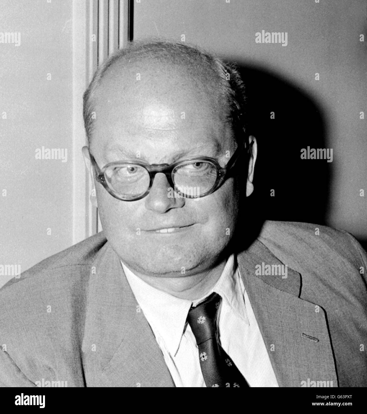 Sir Hugh Carleton Greene, 48, der Ende des Jahres die Nachfolge von Sir ian Jacob als Generaldirektor der BBC antreten wird. Er ist in London nach der Bekanntgabe seiner Ernennung abgebildet. Carleton Greene, der Bruder des Schriftstellers Graham Greene, trat nach seiner Abreise aus Oxford in den Journalismus ein. Von 1934 bis zu seiner Vertreibung durch die Hitlerregierung wenige Monate vor dem Ausbruch des Krieges arbeitete er in Berlin. Stockfoto