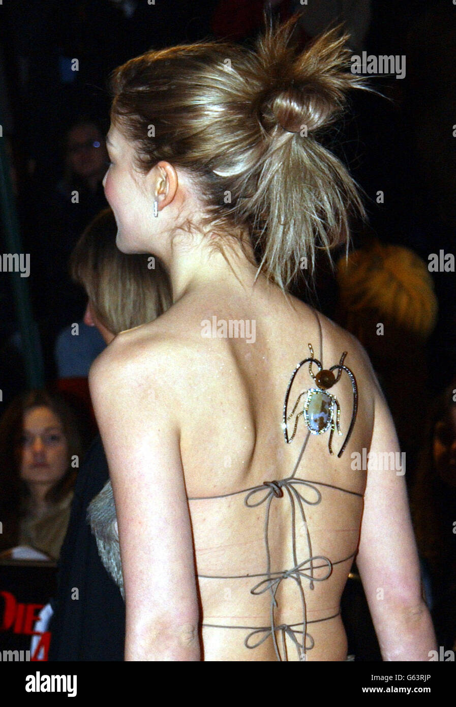 Rosamund Pike kommt zur Weltpremiere des neuen James-Bond-Films "die andere Tag" in Anwesenheit der britischen Königin Elizabeth II, in der Royal Albert Hall. Stockfoto