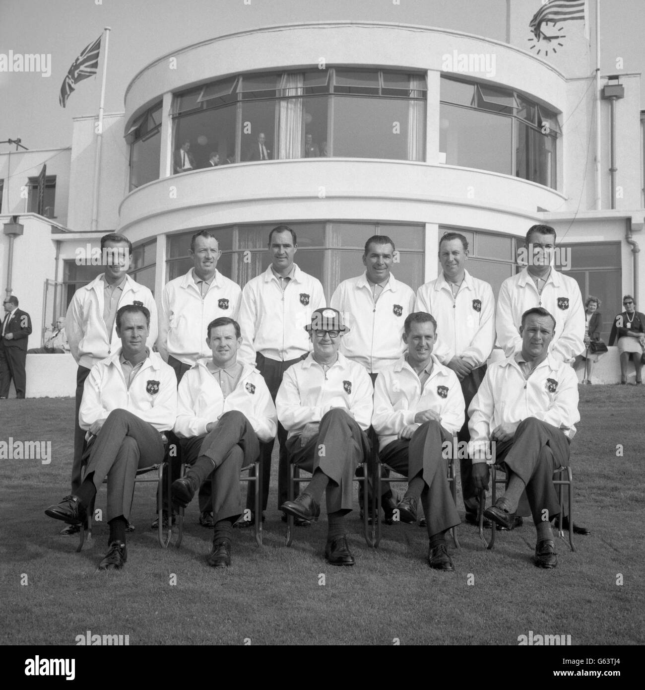 Am Vorabend ihres Zusammenstoßes mit Großbritannien stehen Mitglieder des Ryder Cup-Teams der Vereinigten Staaten auf dem Royal Birkdale Course in Lancashire an. (Hintere Reihe, von links) Dave Marr, Don January, Jonny Pott, Julius Boros, Billy Casper und Ken Venturi. (Vordere Reihe, von links) Tony Lema, Gene Littler, Byron Nelson, Tommy Jacobs und Arnold Palmer. Stockfoto