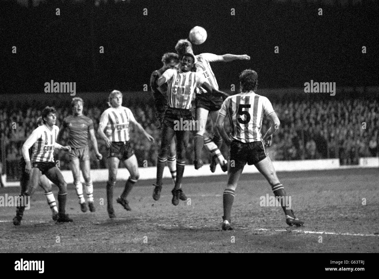 Gary Bennett von Sunderland (in der Mitte, mit Blick auf die Kamera) in der Mitte eines Sprunges während des Halbfinalspiels des Milk Cup in der Stamford Bridge. Sunderlands Nr. 5 ist Gordan Chisholm, und das Nordostteam gewann 3:2. Stockfoto