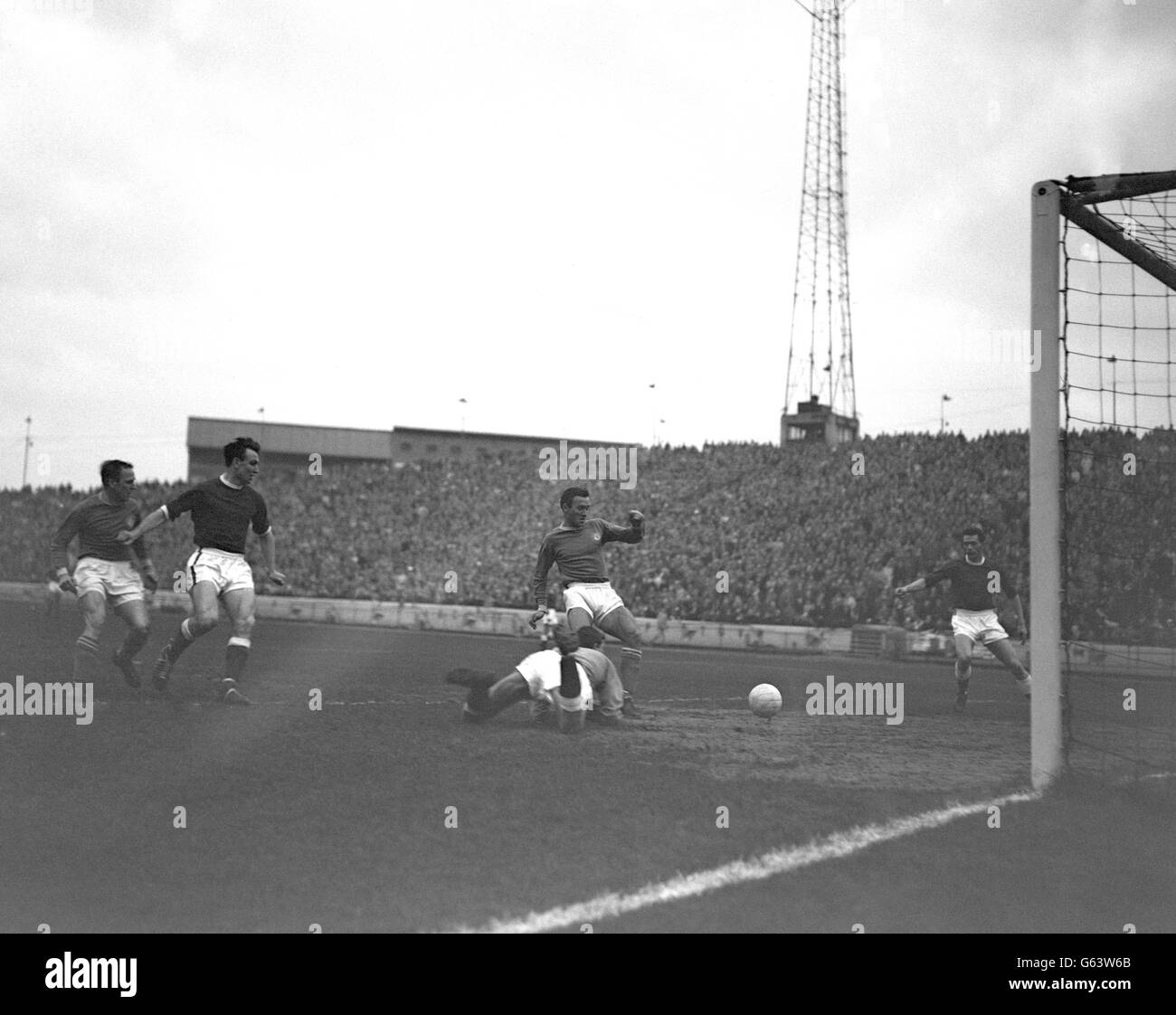 Rotherham-Torwart Gordon Morritt hält den Ball nicht, aber Teamkollege Jackson schafft es, den Ball vor Barry Bridges und Frank Blunstone aus Chelsea zu räumen. Stockfoto