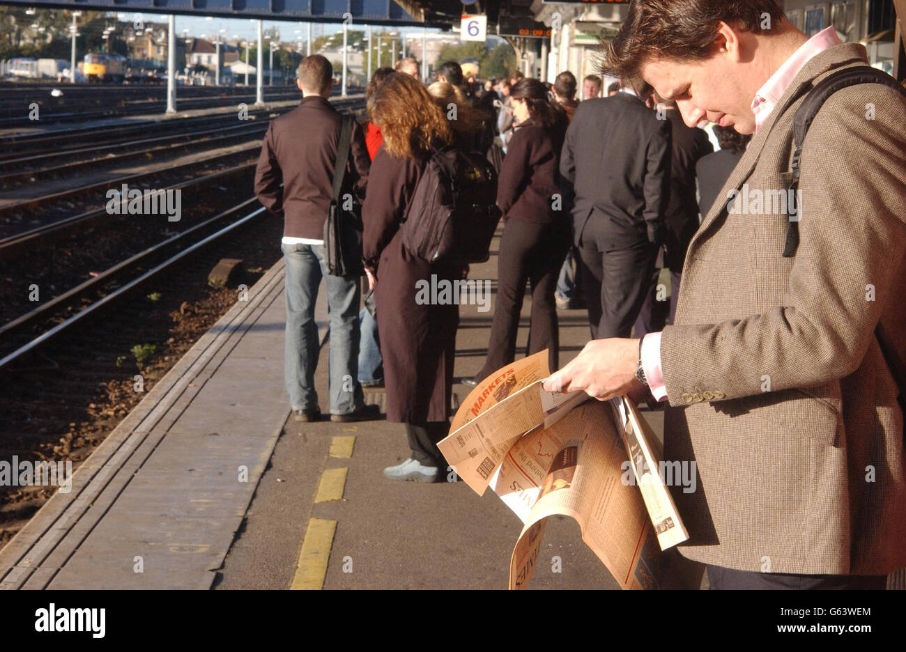 Pendler an der Clapham Junction. Pendler warten am Bahnhof Clapham Junction in London auf Züge. Stockfoto