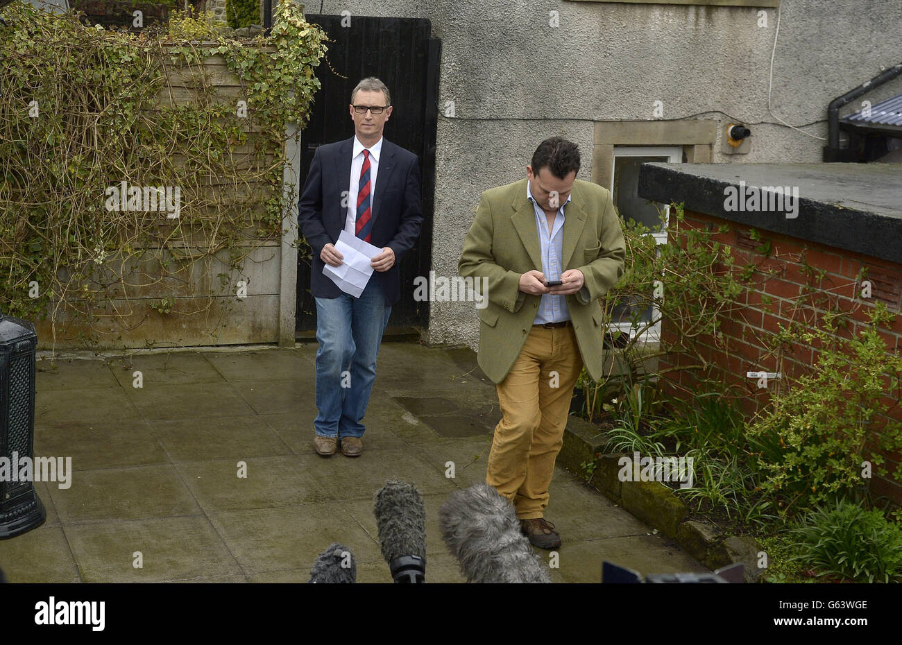 Der Sprecher des stellvertretenden Repräsentantenhauses, Nigel Evans (links), gibt in seiner Wohnung in Pendleton Lancashire eine Presseerklärung ab, in der er heute sagte, dass Vorwürfe, dass er einen Mann vergewaltigt und einen anderen sexuell missbraucht habe, „völlig falsch“ seien. Stockfoto