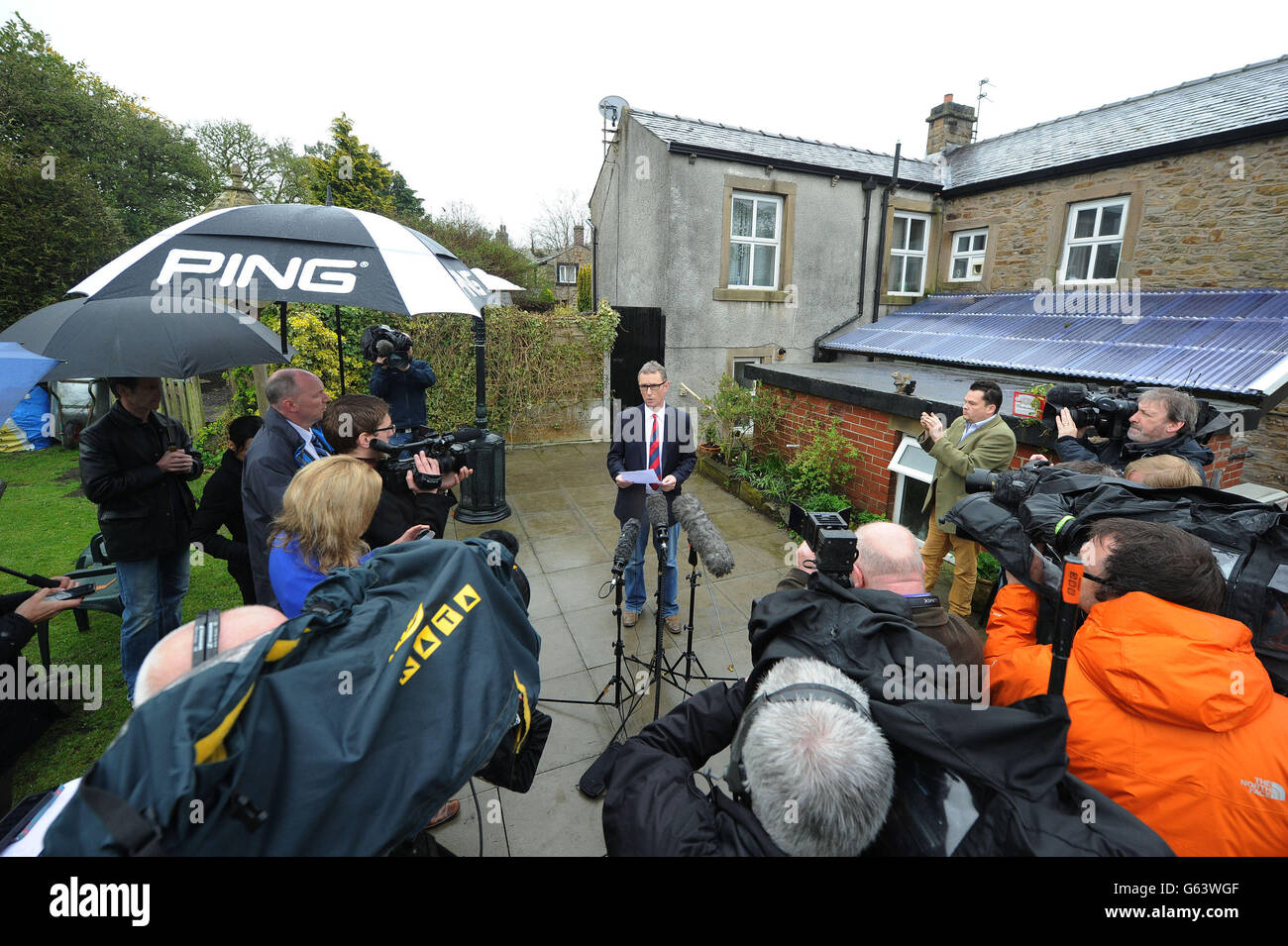 Der Sprecher des stellvertretenden Repräsentantenhauses Nigel Evans gibt in seiner Wohnung in Pendleton Lancashire eine Presseerklärung ab, in der er heute sagte, dass Vorwürfe, dass er einen Mann vergewaltigt und einen anderen sexuell missbraucht habe, "völlig falsch" seien. Stockfoto
