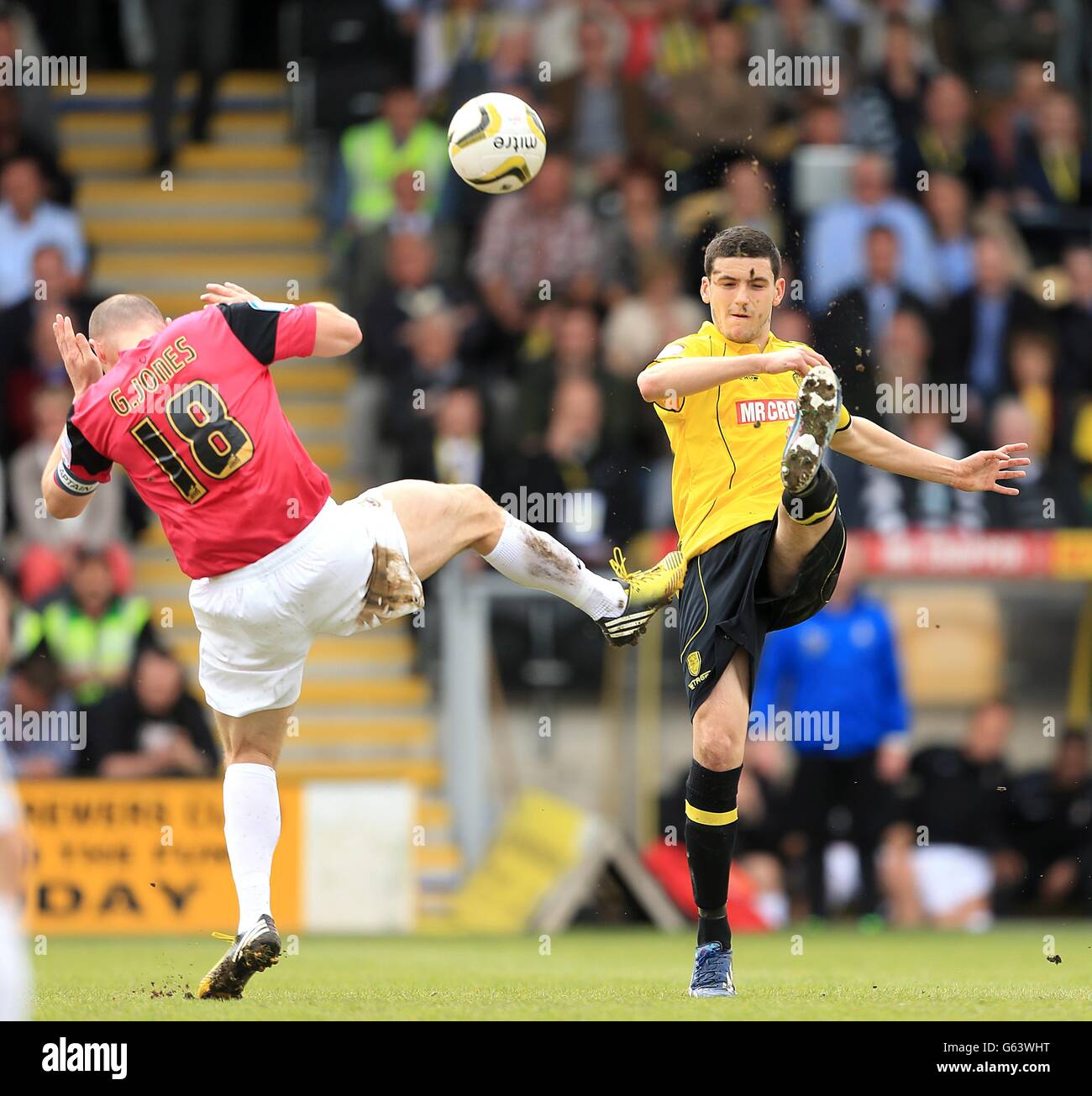 Fußball - npower Football League Two - Play Off - Halbfinale - zweite Etappe - Burton Albion gegen Bradford City - Pirelli Stadium. Anthony O'Connor von Burton Albion (rechts) und Gary Jones von Bradford City (links) kämpfen um den Ball Stockfoto