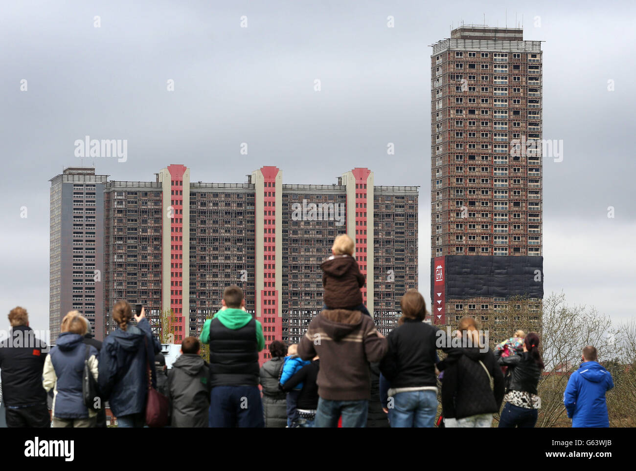 Der Abriss des Wohnblocks der Roten Straße in Glasgow durch kontrollierten Sprengstoff. Stockfoto