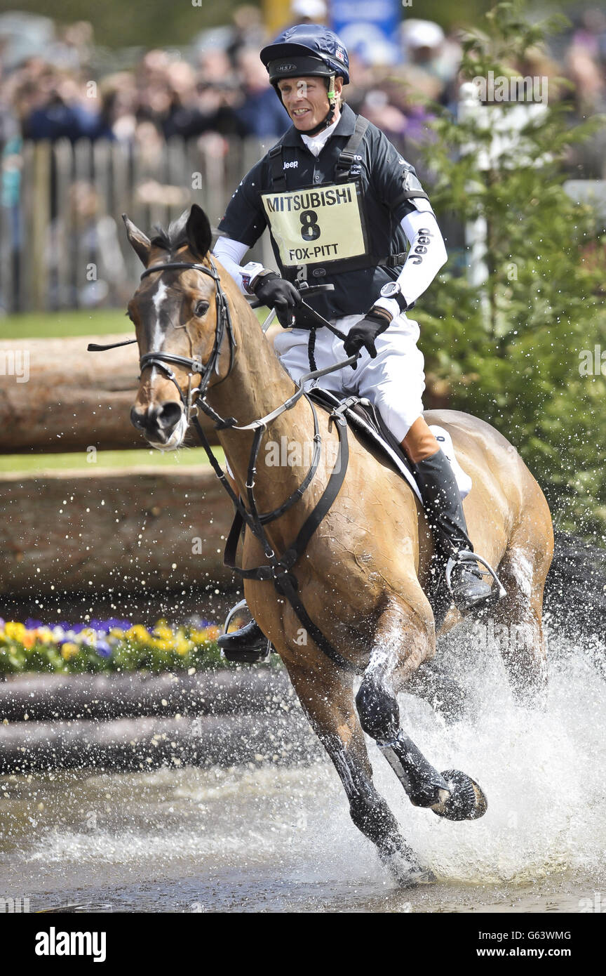 Der britische William Fox-Pitt auf Oslo dreht sich am vierten Tag der Badminton Horse Trials in Badminton, Gloucestershire, im See im Langlauf. Stockfoto