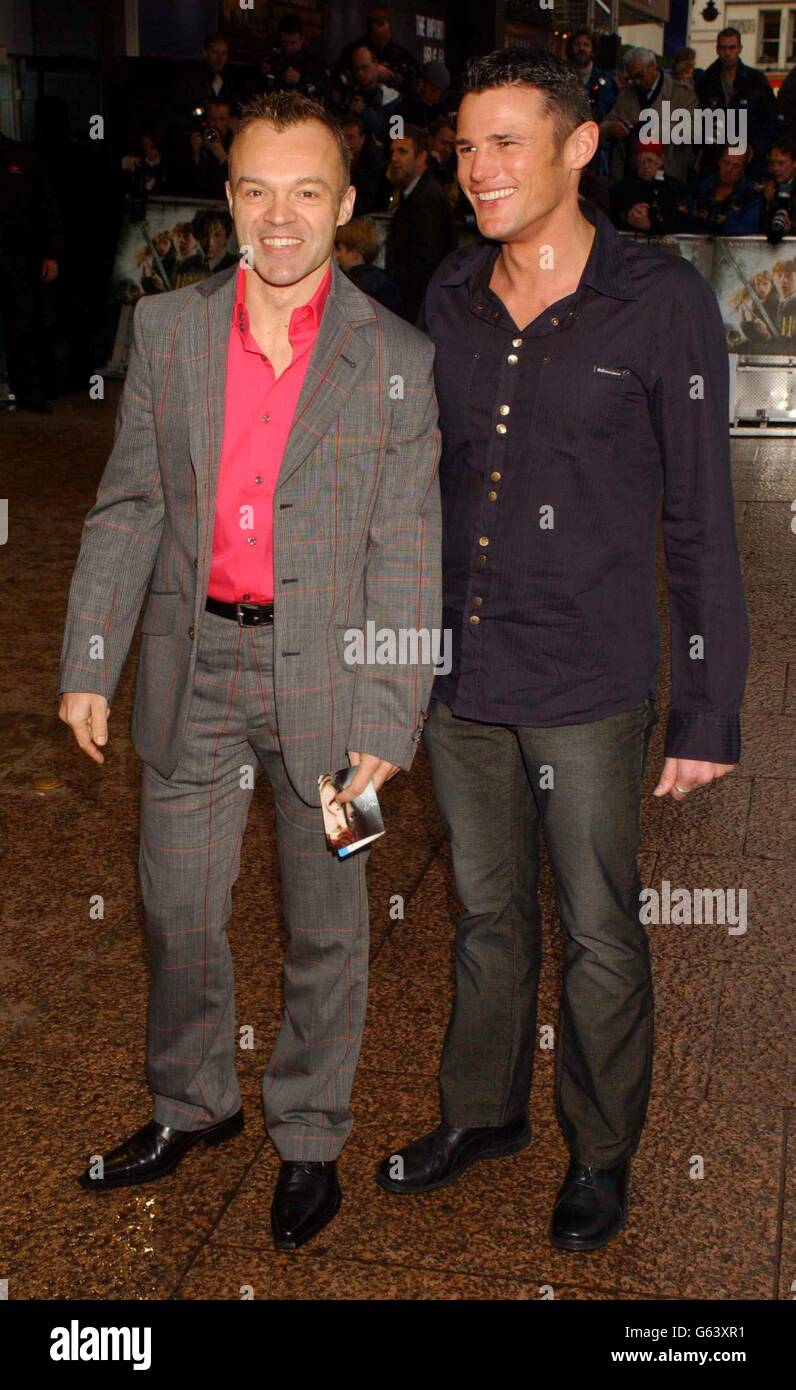 TV-Moderator Graham Norton und sein Partner Carl kommen zur Filmpremiere von Harry Potter und der Chamber of Secrets auf den Odeon Leicester Square im Londoner West End. Stockfoto