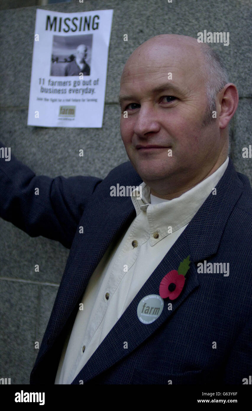 John Sanderson, ein Ackerbaubetrieb und Rinderzüchter aus dem Norden Suffolk, schließt sich den Protestierenden der Aktionsgruppe "Farm" an, die einen Entwurf eines Farm Bill 2002, den die Gruppe für das Ministerium für Umwelt, Ernährung und ländliche Angelegenheiten (DEFRA) vorbereitet hatte, übergeben. * die Gruppe, die vor kurzem von arbeitenden Landwirten und Aktivisten gegründet wurde, will die Regierung vor dem Problem herausfordern, dass die Regierung ihrer Meinung nach keine langfristige Planung für die Landwirtschaft und die Nahrungsmittelproduktion im Vereinigten Königreich sieht. Stockfoto