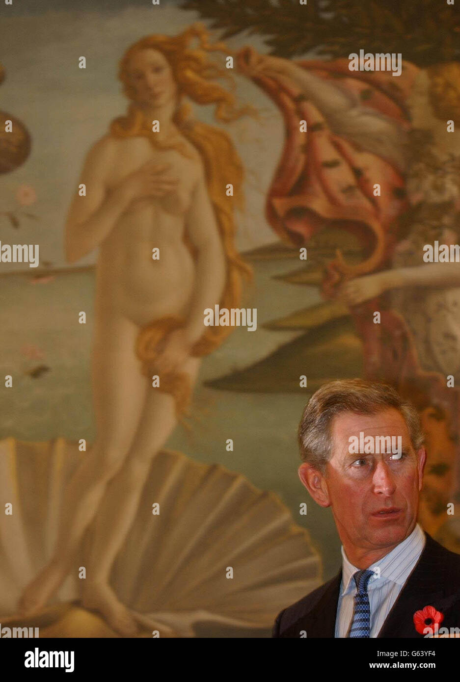 Der Prinz von Wales mit Botticellis Geburt der Venus, eines von mehreren Meisterwerken, die er in den Uffizien in Florenz sieht. Es ist der erste Tag der offiziellen Kulturreise des Prinzen in Italien, die auch in Neapel und Rom später in der Woche stattfindet. Stockfoto