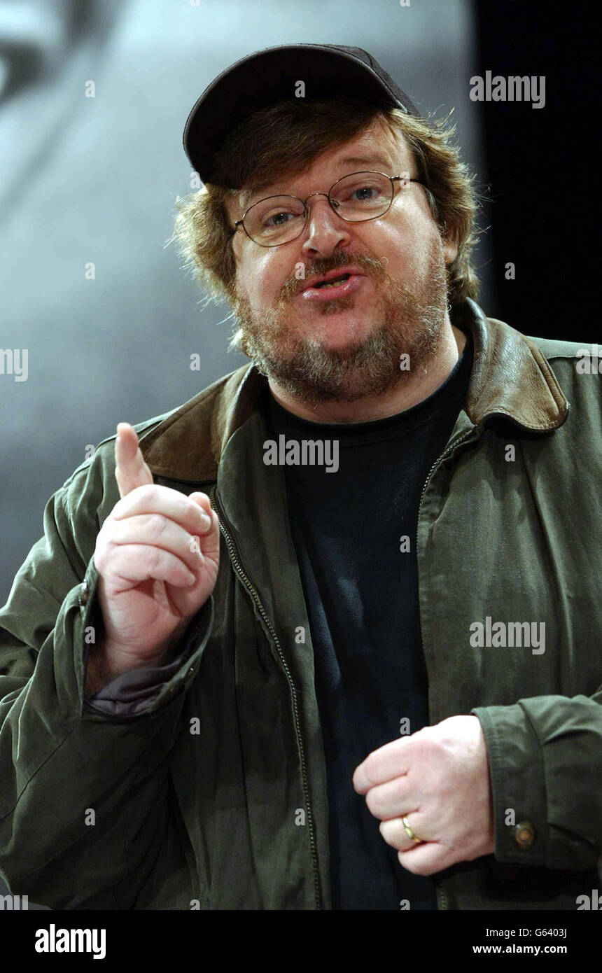 Der amerikanische Film- und Dokumentarfilmer und Autor Michael Moore am Roundhouse Theatre in London für eine Fotoausstellung, um für seine neue Show 'Michael Moore Live!' zu werben. * die als Plattform für die Äußerung widerwärtiender Meinungen über Amerikas politische und legislative Systeme beschrieben wird. Stockfoto
