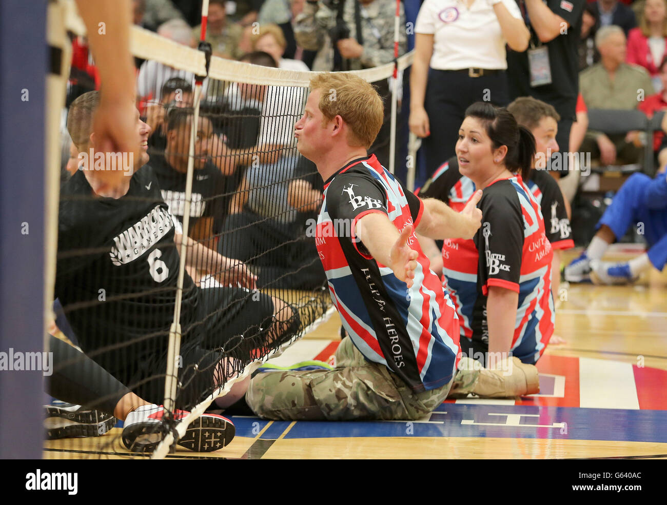 Prinz Harry spielt für das britische Team gegen die USA während eines sitzenden Volleyball-Ausstellungsspieles während der Warrior Games im United States Olympic Training Center in Colorado Springs, USA. Stockfoto