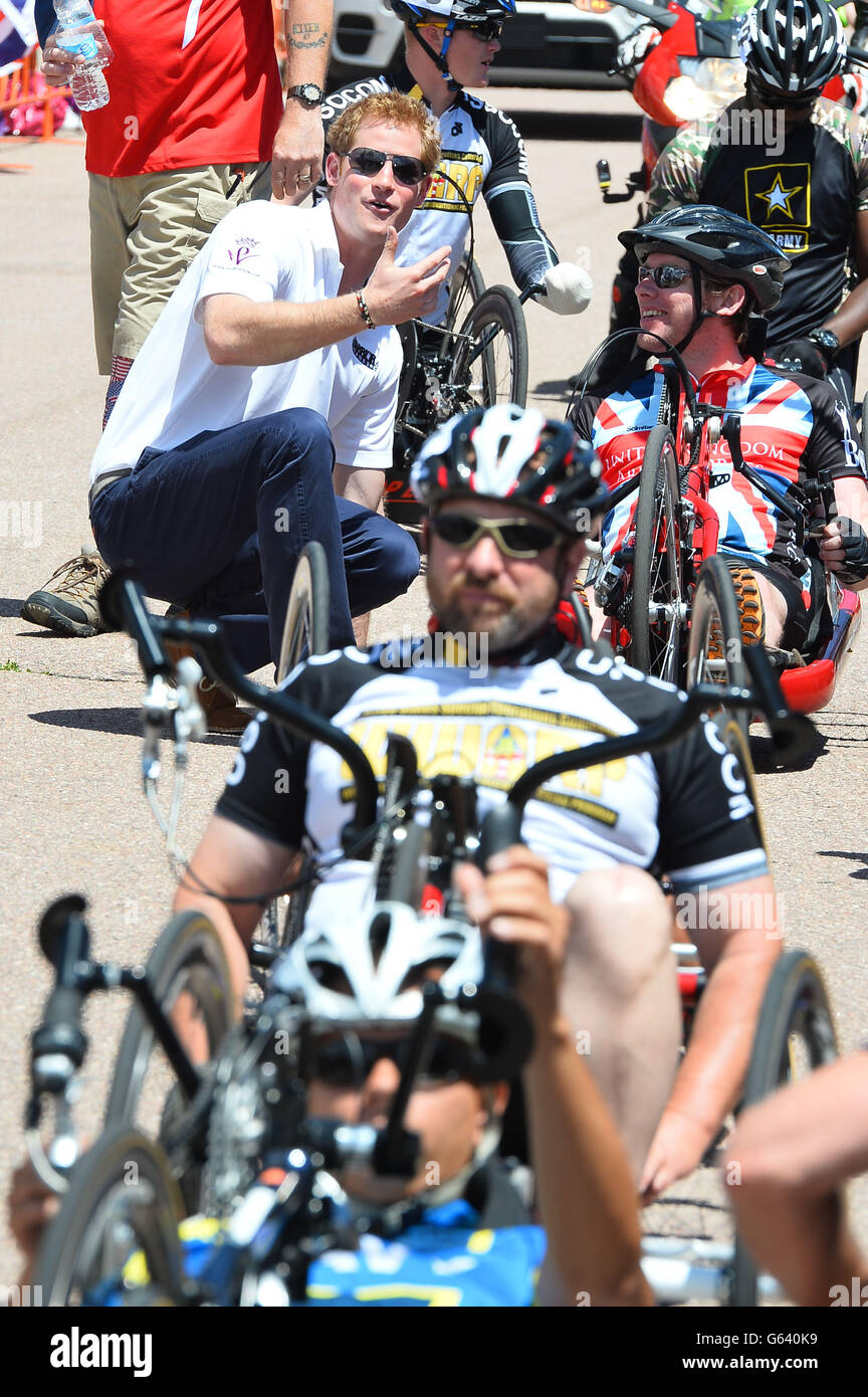 Prince Harry spricht mit einem britischen Konkurrenten während des Warrior Games Radsportevents auf der Basis der US Air Force Academy in Colorado Springs, USA. Stockfoto