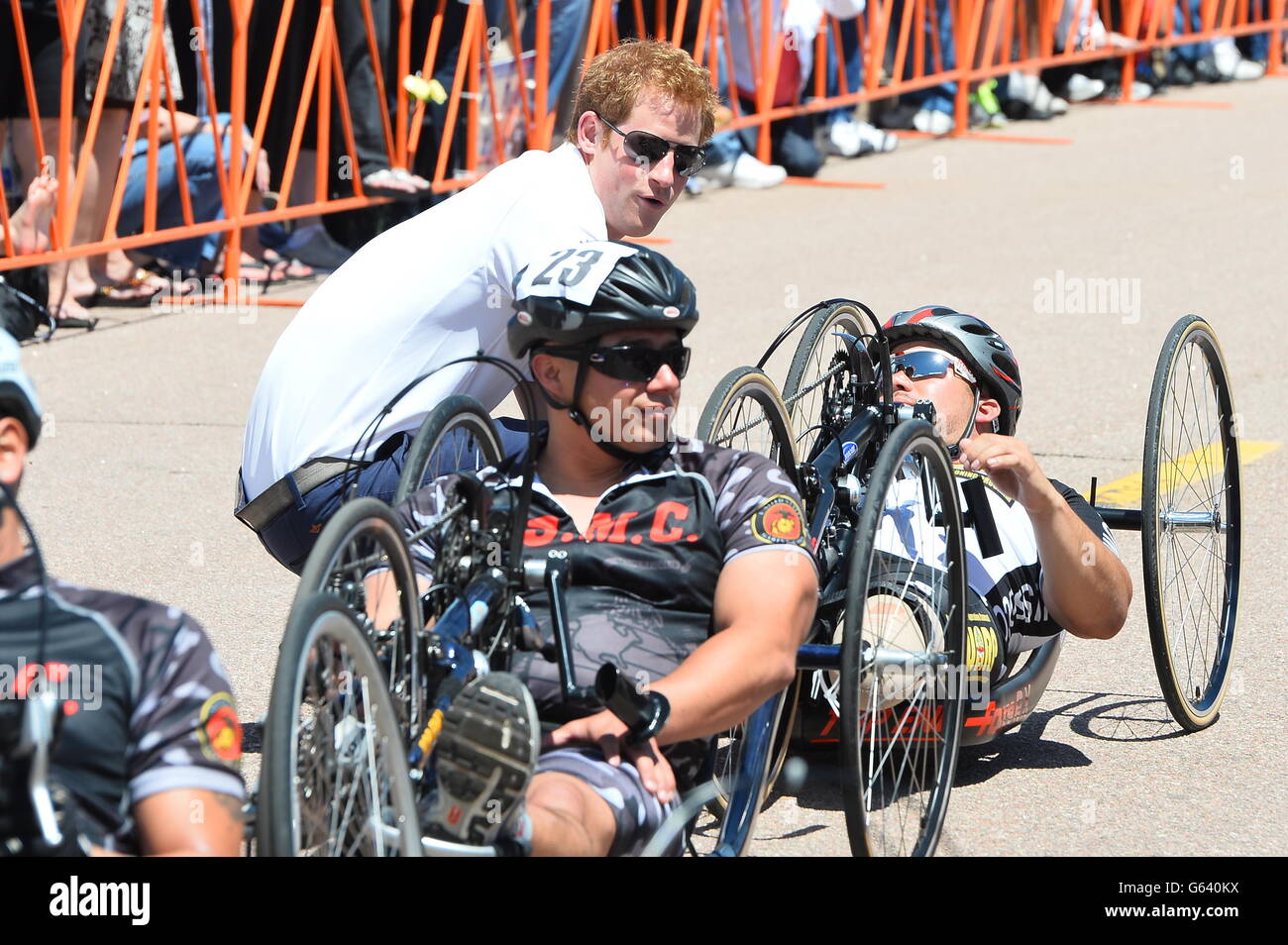 Prince Harry spricht mit einem Konkurrenten während des Warrior Games Radsportevents auf der Basis der US Air Force Academy in Colorado Springs, USA. Stockfoto