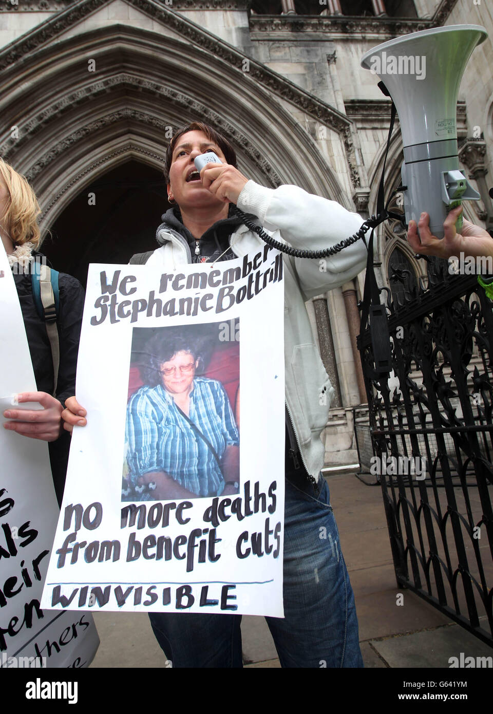 Demonstranten gegen die Schlafzimmersteuer versammeln sich vor den Royal Courts of Justice in London. Stockfoto