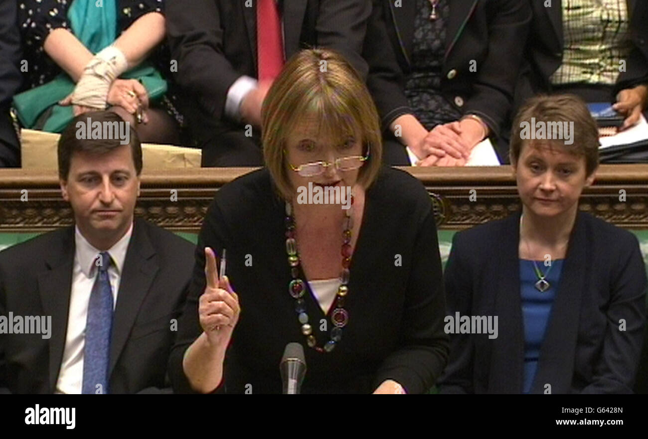 Die stellvertretende Vorsitzende der Labour Party Harriet Harman spricht während der Fragen des Premierministers im Londoner Unterhaus. Stockfoto