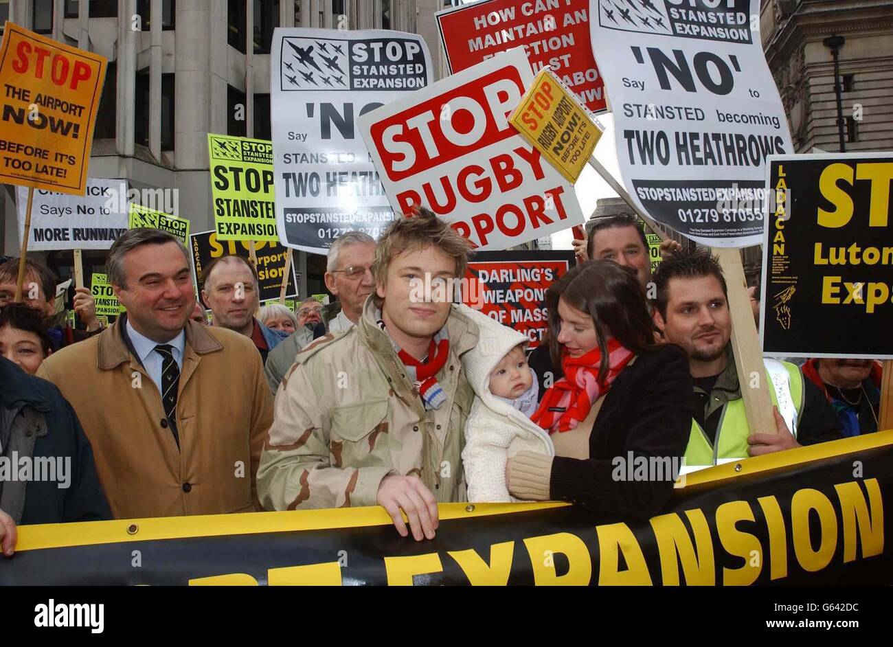 Starkoch Jamie Oliver mit Frau Jools und Baby-Tochter Poppy bei der Demonstration im Zentrum von London gegen die Erweiterung des Stansted-Flughafens in Essex. *... Oliver kritisierte die Regierung, die Vorschläge skizzierte, um einer massiven Nachfrage bei der Nutzung von Flughäfen in den nächsten Jahrzehnten gerecht zu werden. Das Hinzufügen von drei zusätzlichen Start- und Landebahnen am Flughafen Stansted ist nur eine der Optionen, die in Betracht gezogen werden. Stockfoto