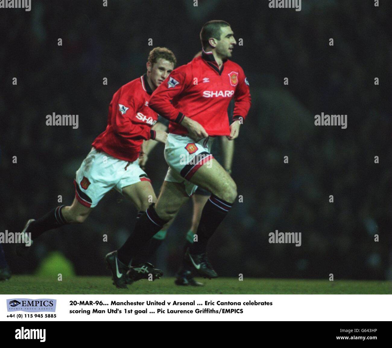 20-MÄRZ-96. Manchester United / Arsenal. Eric Cantona feiert das 1. Tor von Manchester United Stockfoto